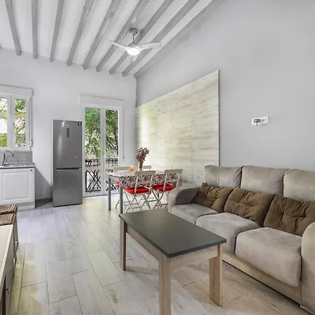 Modern & Bright Loft Near Market Apartment *