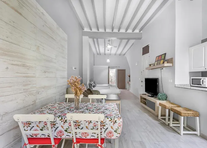 Modern & Bright Loft Near Market *